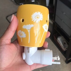 Small Plug in Scentsy Warmer